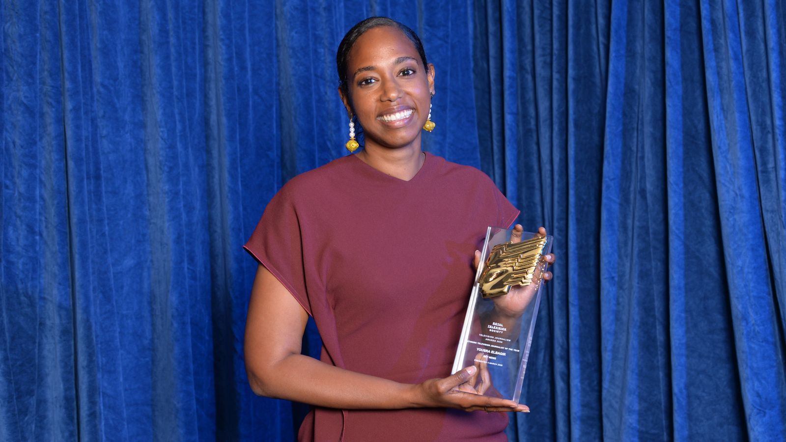 Elbagir with her RTS award. Pic: RTS/Richard Kendal
