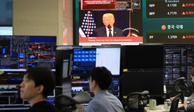 The dealing room of Hana Bank in Seoul, Tuesday / Yonhap