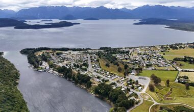 Dive squad search Lake Manapouri for missing boatie