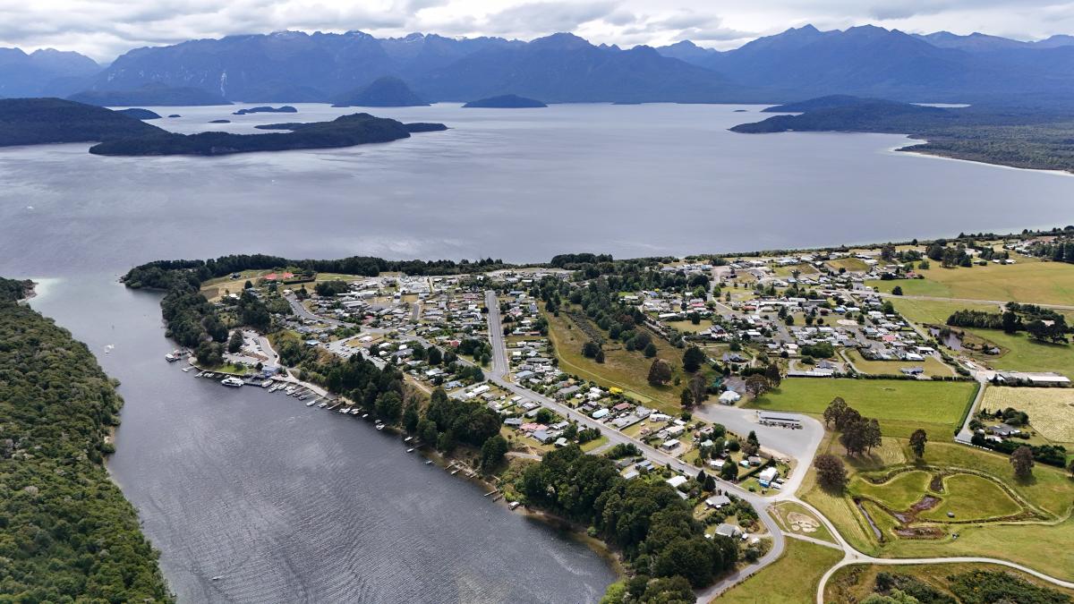 Dive squad search Lake Manapouri for missing boatie