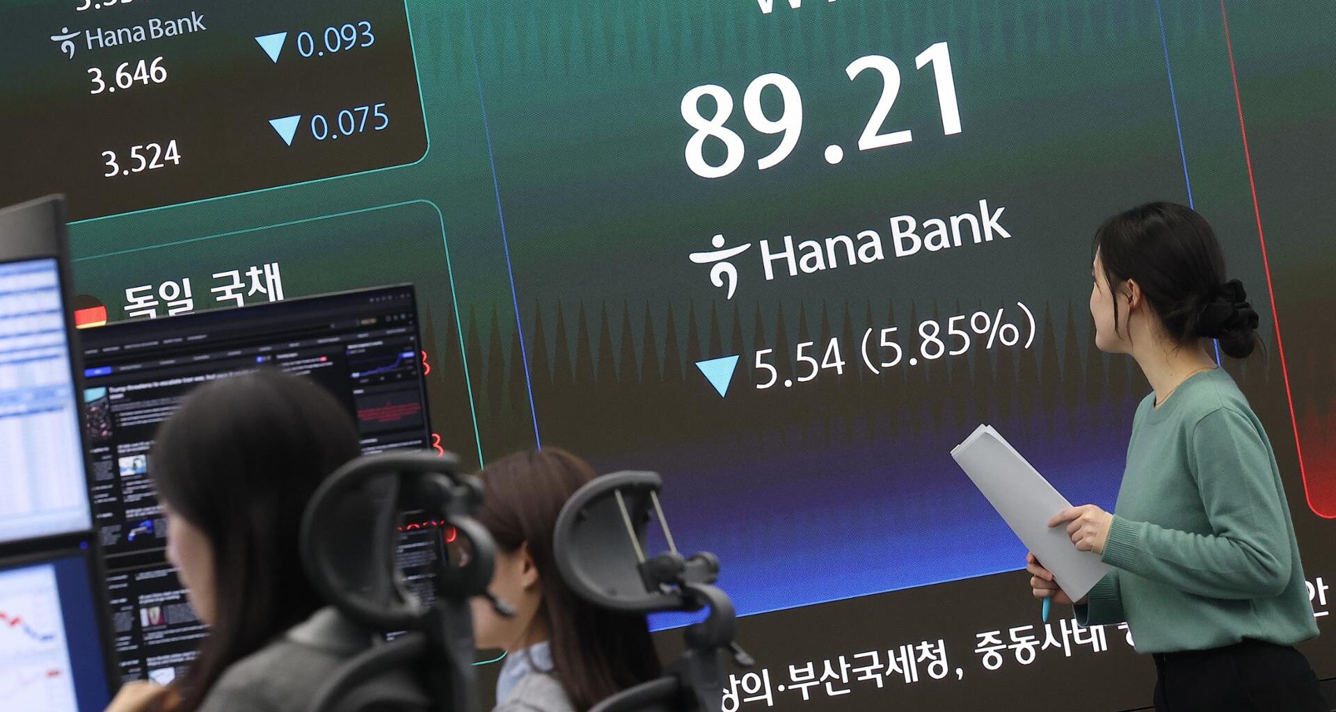 The price of Western Texas Intermediate (WTI) is seen on an electronic signboard at a Hana Bank dealing room in Seoul, Tuesday. Yonhap