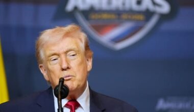 Trump doubles down on 'no Churchill' criticism of Starmer