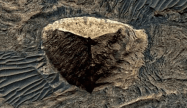 Space mystery as Nasa uncovers bizarre ‘pyramid’ on Mars surface