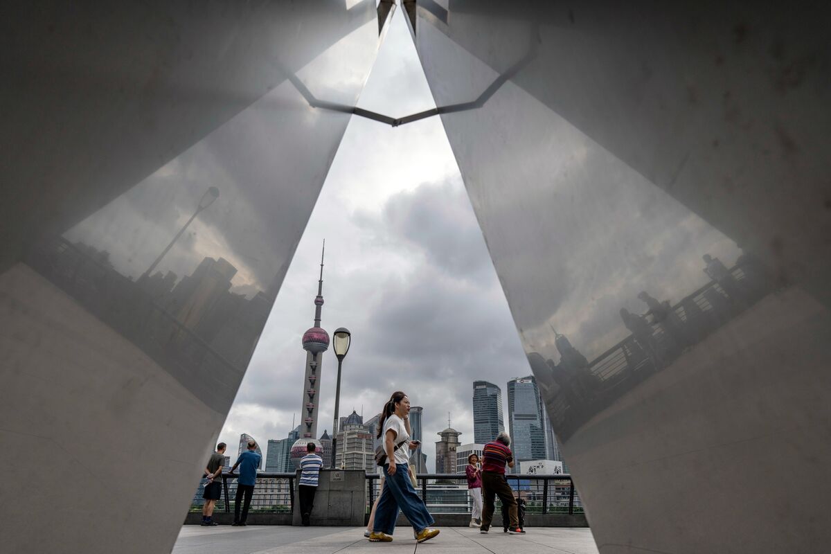 China’s Record Deflation Finds Dangerous Cure in Oil Shock