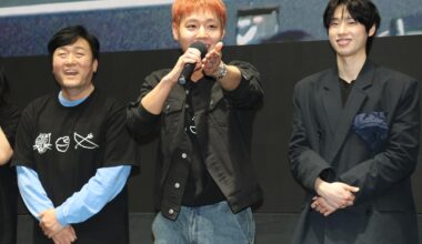 Actor-singer Park Ji-hoon greets fans for the movie