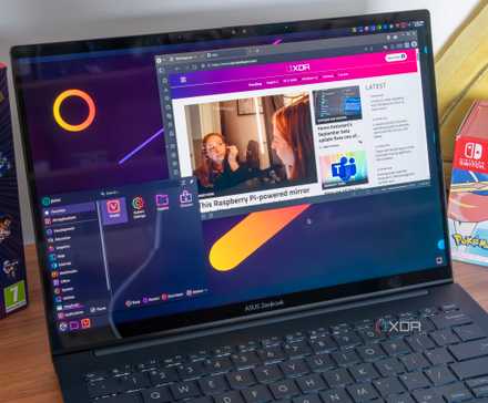 A laptop running Linux with KDE Plasma showing the app launcher and a Vivaldi window with the XDA home page