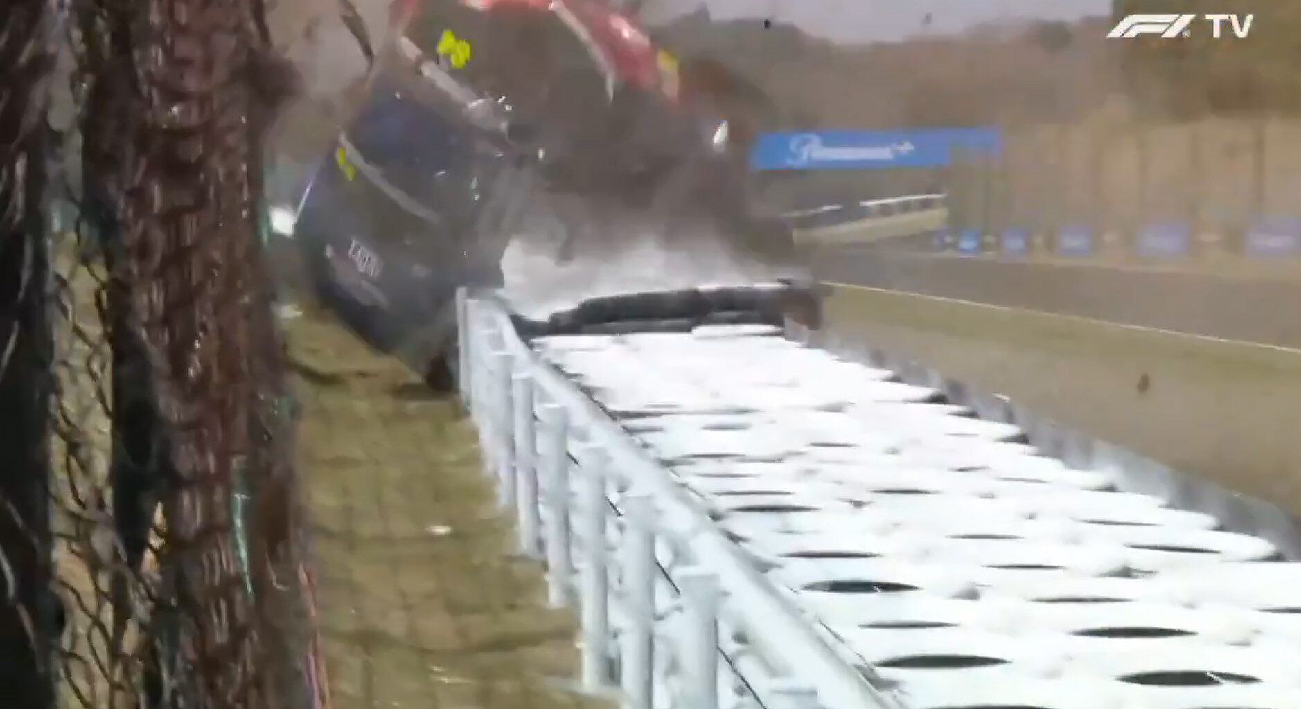 F1 news: Porsche jumps fence in Japanese GP support race