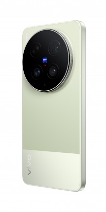 The vivo X300 Ultra in Green