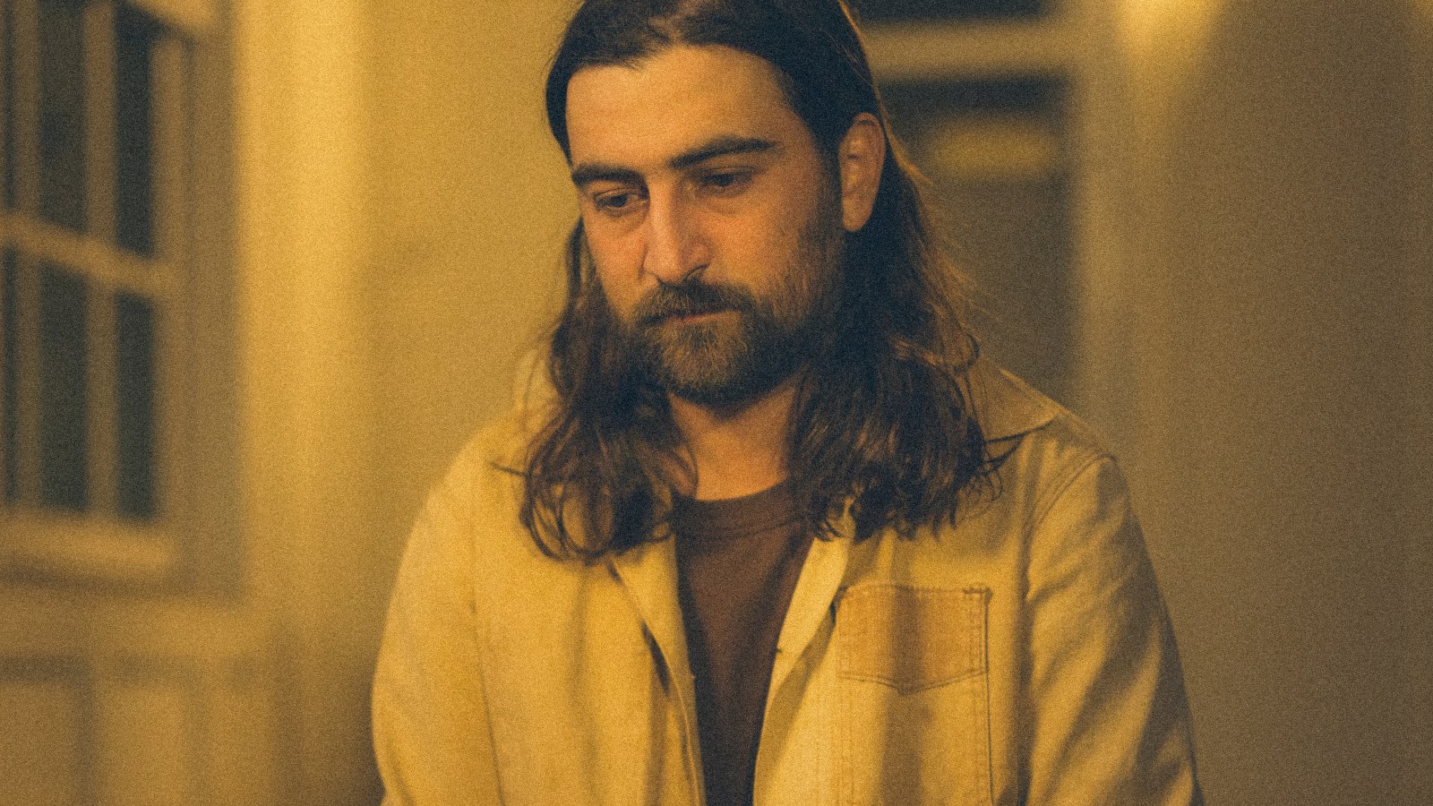 Noah Kahan Considers the Weight of Fame on Single 'Porch Light'