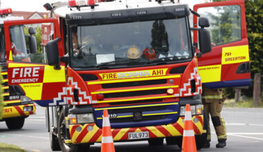 SunLive - Three-car crash partially blocks Welcome Bay Rd