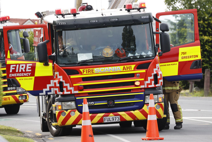 SunLive - Three-car crash partially blocks Welcome Bay Rd