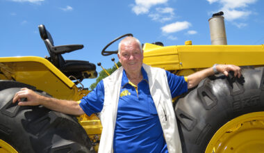 SunLive - Vintage tractors take over Tauranga racecourse