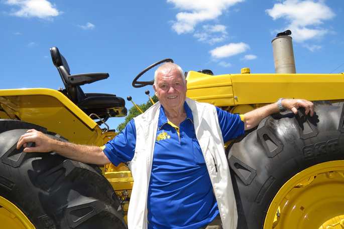 SunLive - Vintage tractors take over Tauranga racecourse