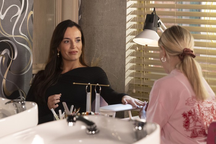 Jodie and Bethany chat in the salon in Coronation Street