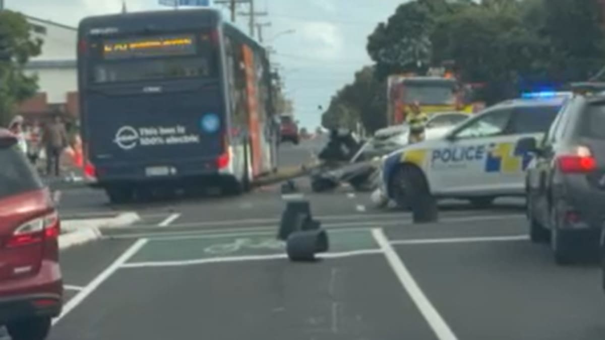 Blockhouse Bay bus crash: Emergency services at Auckland intersection