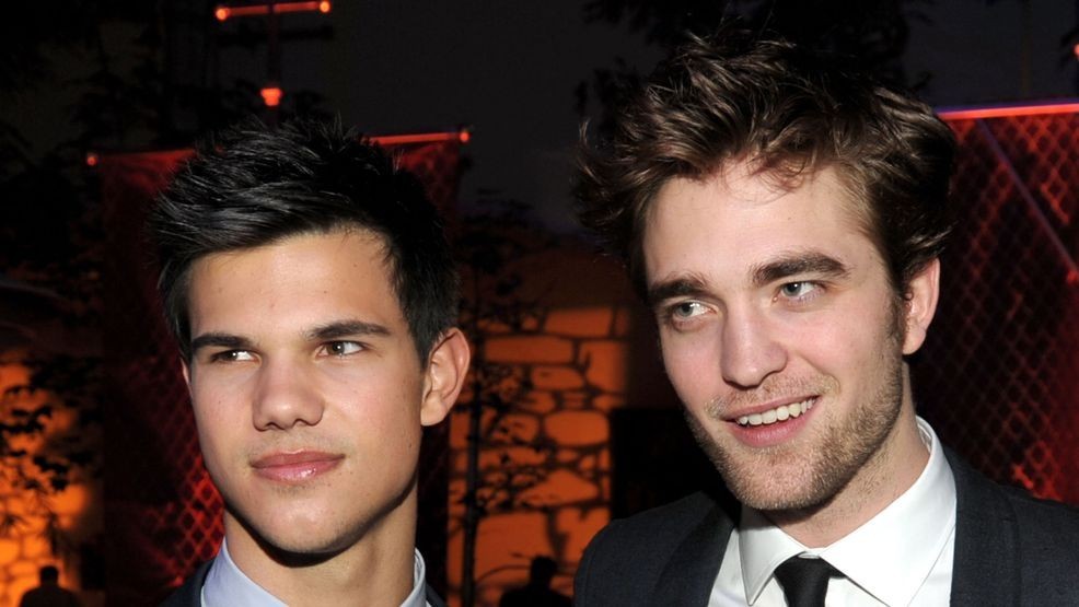 LOS ANGELES, CA - NOVEMBER 16:  Actors Taylor Lautner (L) and Robert Pattinson arrive at the afterparty for the premiere of Summit Entertainment's "The Twilight Saga: New Moon" at the Hammer Museum on November 16, 2009 in Los Angeles, California.  (Photo by Kevin Winter/Getty Images)
