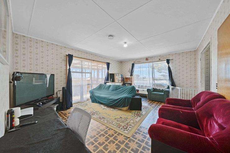 The auction reserve for 48 Darnell Crescent, in Auckland's Clover Park, has been set at $400,000 - well below its RV of $740,000. Photo / Supplied