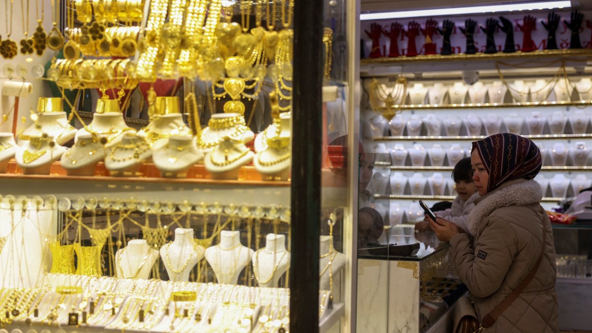 Gold's strong run cheers Turks as inflation battle continues