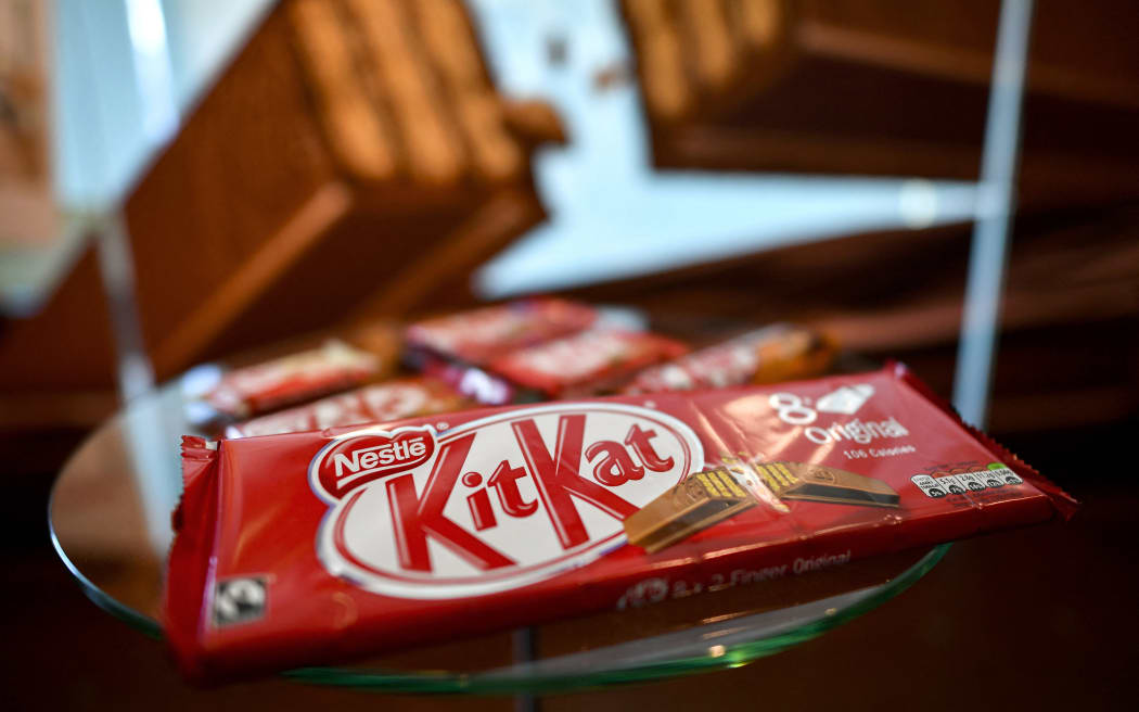 (FILES) A pack of chocolate-covered wafer biscuit bar KitKat brand is displayed in the showroom of Swiss food giant's Nestle on October 20, 2016 in Vevey. A huge shipment of Nestle's crunchy KitKat chocolate bars was stolen in Europe, the brand said on March 28, 2026, warning that the heist risked causing shortages in stores right before Easter. KitKat, owned by Swiss food giant Nestle, confirmed in a statement sent to AFP on Saturday that "a truck transporting 413,793 units of its new chocolate range has been stolen during transit in Europe". (Photo by FABRICE COFFRINI / AFP)