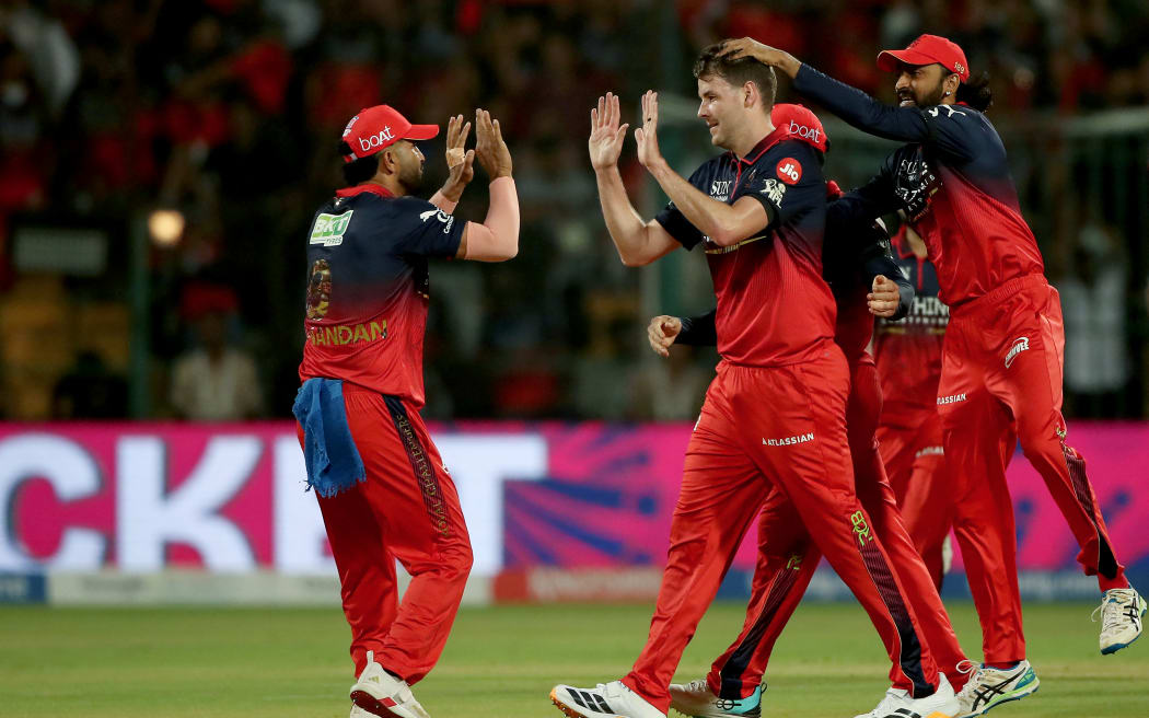 Royal Challengers Bengaluru's New Zealand cricket player Jacob Duffy (C) celebrates with Indian cricket player Abhinandan Singh (L) after taking the wicket of Sunrisers Hyderabad's Indian cricket player Nitish Kumar Reddy during the 2026 Indian Premier League (IPL) T20 match between Royal Challengers Bengaluru and Sunrisers Hyderabad at the M Chinnaswamy Stadium in Bengaluru on March 28, 2026. (Photo by AFP) / -- IMAGE RESTRICTED TO EDITORIAL USE - STRICTLY NO COMMERCIAL USE --