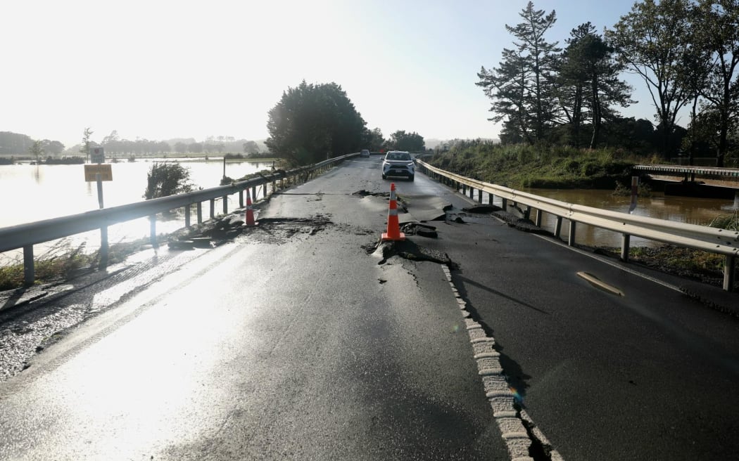 Last night's flooding has caused serious damage to the road surface on Whakapara Bridge, on State Highway 1 north of Whangārei.