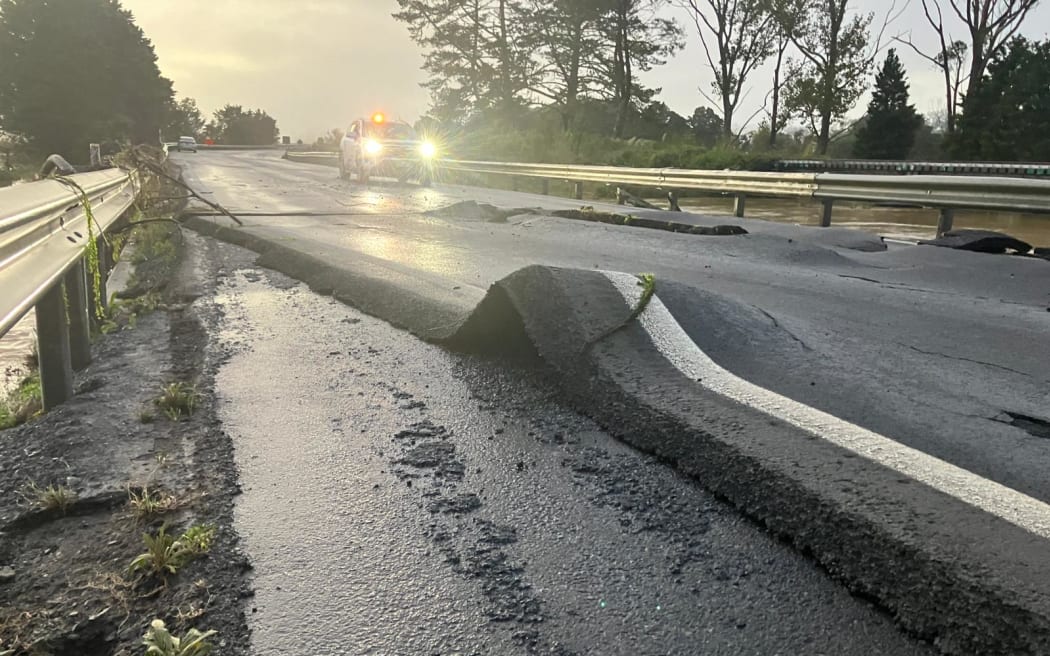 Last night's flooding has caused serious damage to the road surface on Whakapara Bridge, on State Highway 1 north of Whangārei.