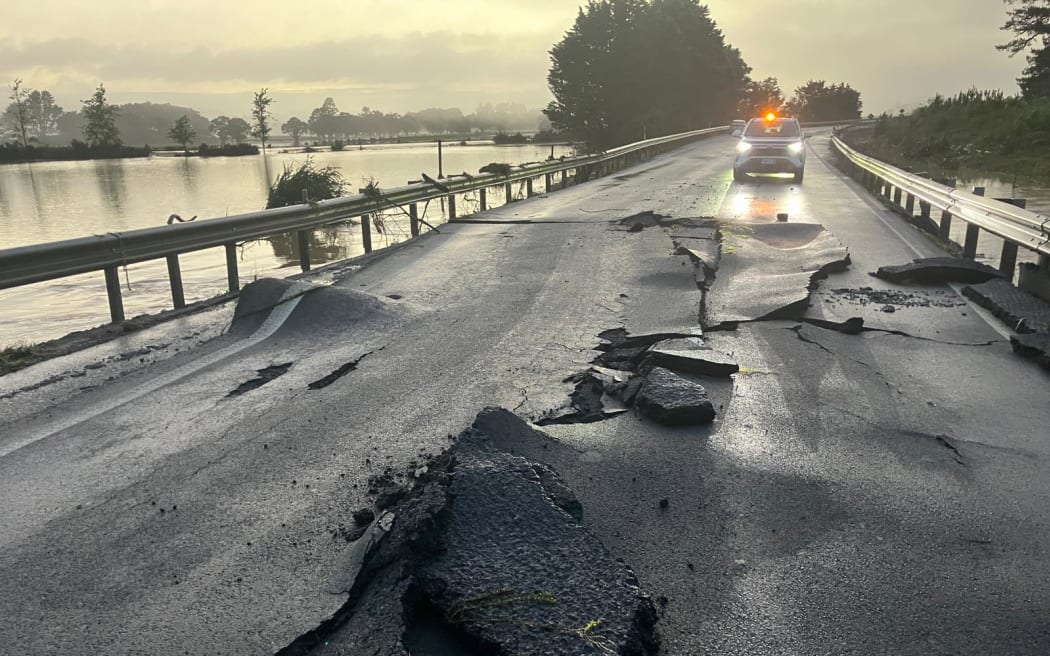Last night's flooding has caused serious damage to the road surface on Whakapara Bridge, on State Highway 1 north of Whangārei.