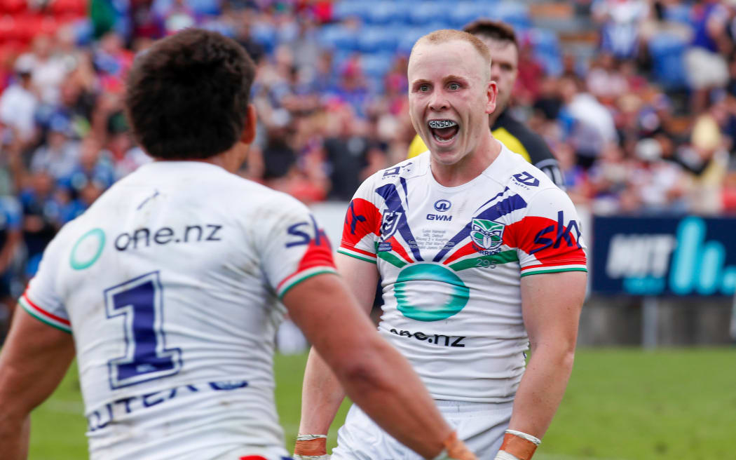 Luke Hanson celebrates with teammates after scoring. Newcastle Knights v One NZ Warriors. NRL Rugby League, McDonald Jones Stadium.