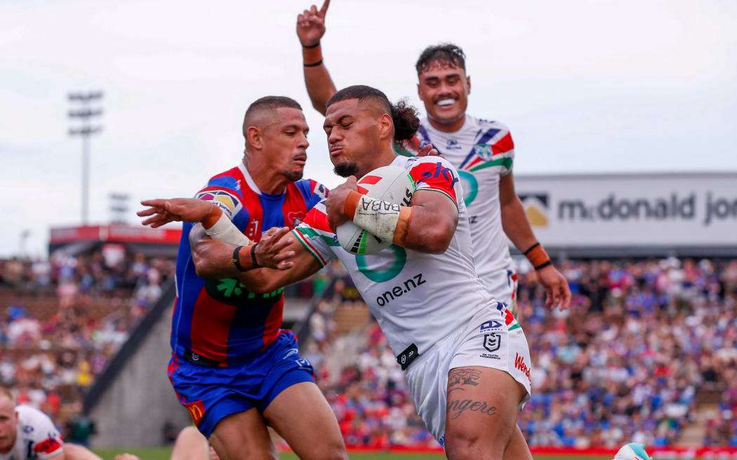 Leka Halasima on his way to scoring. Newcastle Knights v One NZ Warriors. NRL Rugby League, McDonald Jones Stadium.