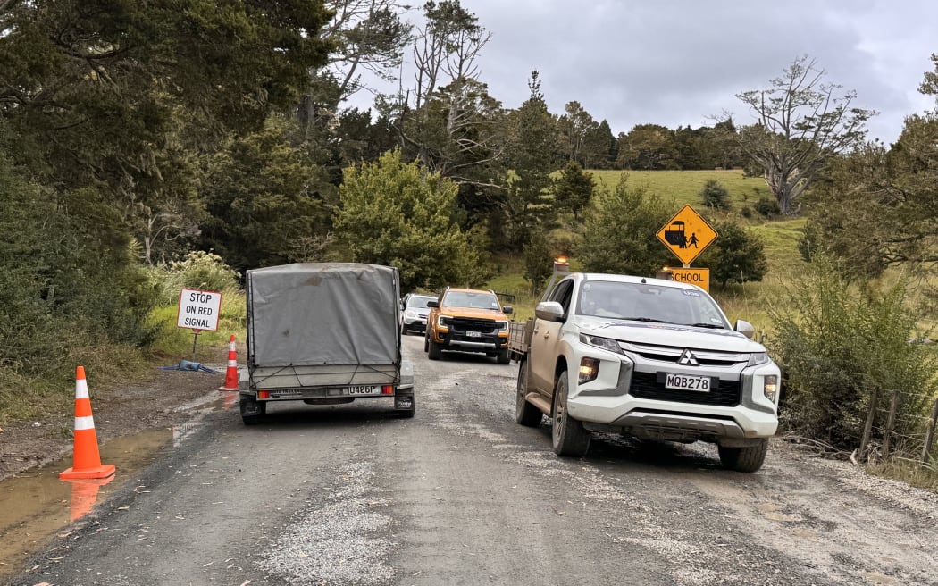 The southbound pilot vehicle arrives with its convoy at the southern end of the Whangaruru coast’s Kaiikanui Road detour.