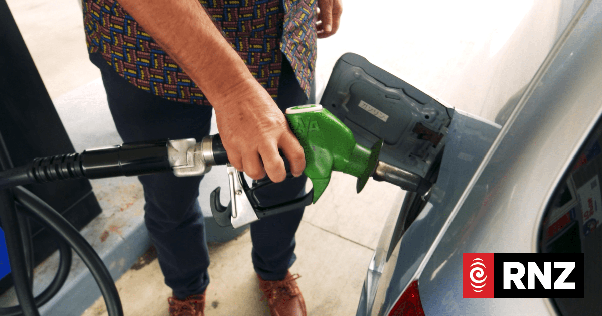 Foodstuff's petrol stations continue to offer discounts despite stores running dry