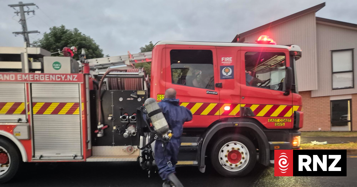 Crews fight Auckland townhouse fire