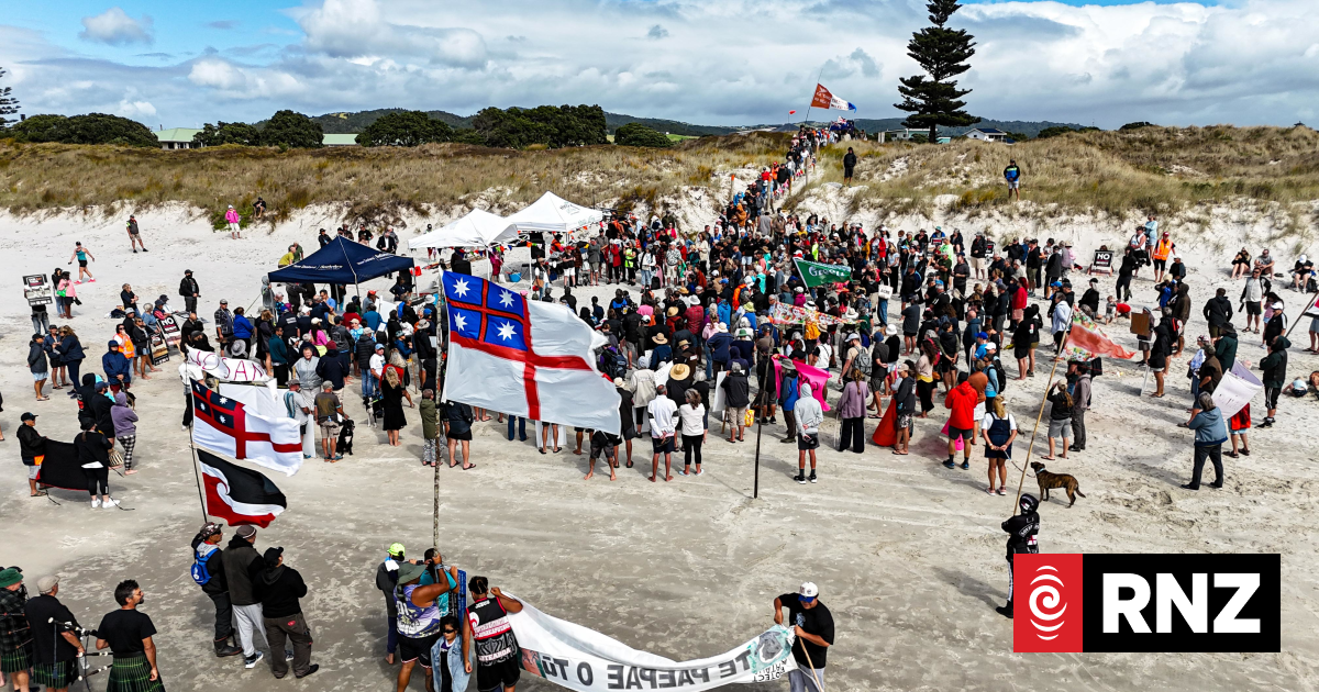 Northlanders stage windblown protest against Bream Bay sand-mining application