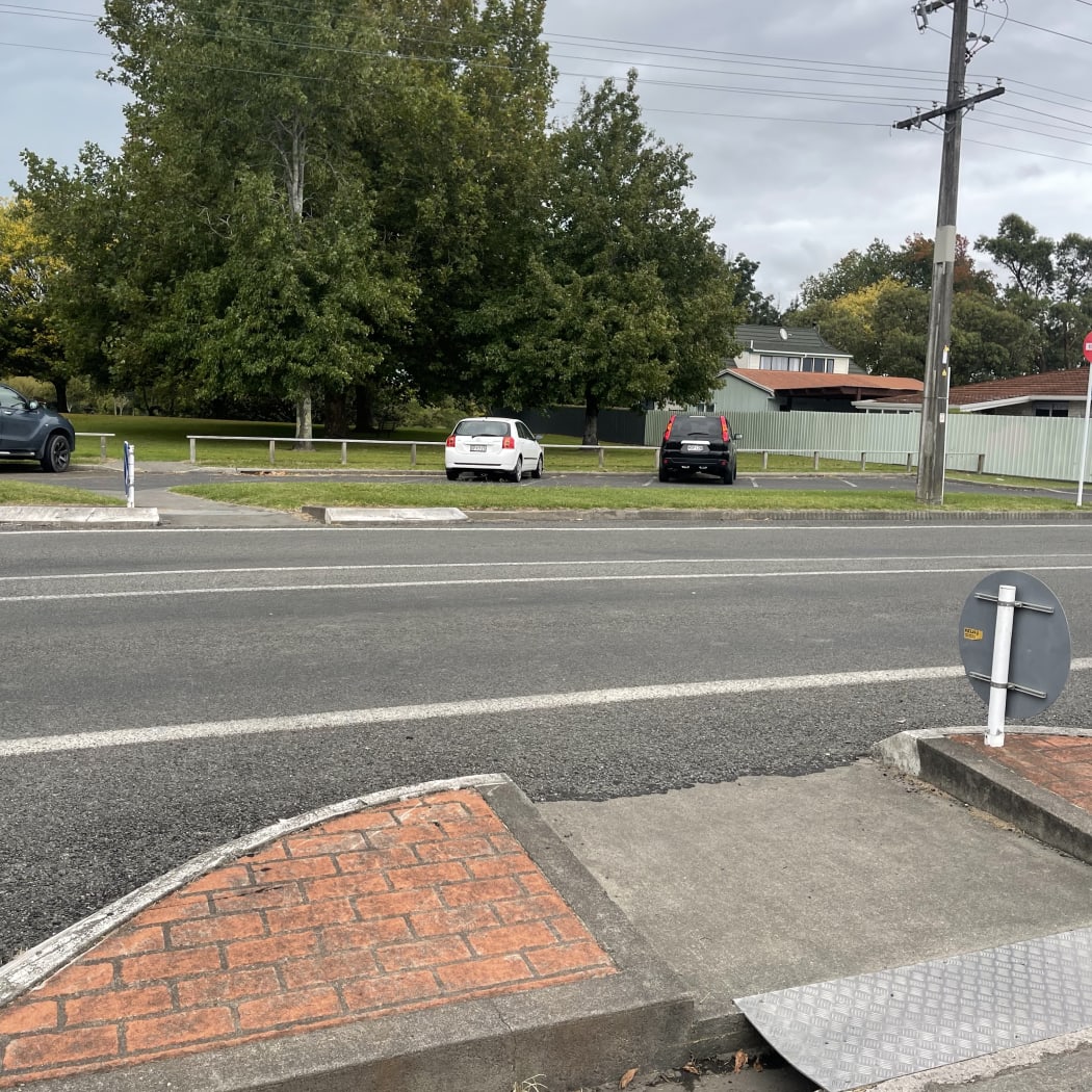 Te Kura Kaupapa Māori o Ngā Uri a Māui say traffic outside the kura has become increasingly dangerous during peak drop-off and pick-up times and are calling for support from the Gisborne District Council for a pedestrian crossing.
