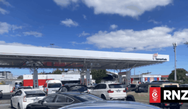 Drivers flock to pumps as oil passes US$100 a barrel