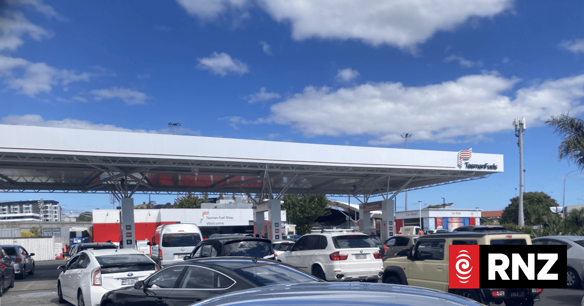 Drivers flock to pumps as oil passes US$100 a barrel