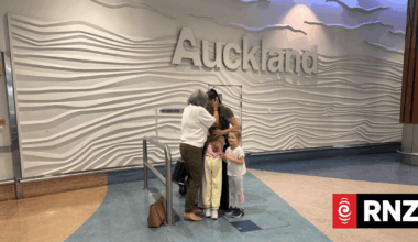 Applause at Auckland Airport as flight arrives from Dubai