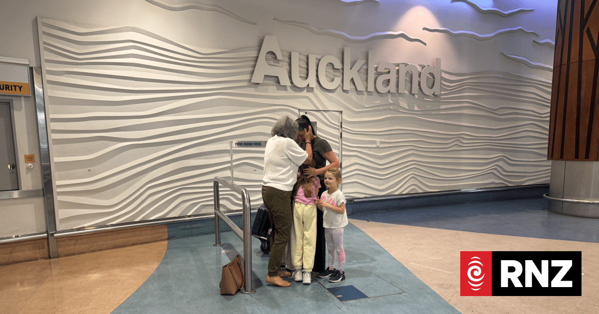 Applause at Auckland Airport as flight arrives from Dubai