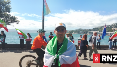 Iranian diaspora form human chain on Wellington waterfront
