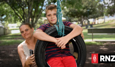 Children reported to Queensland Health over 'unlicensed' cupcake stand