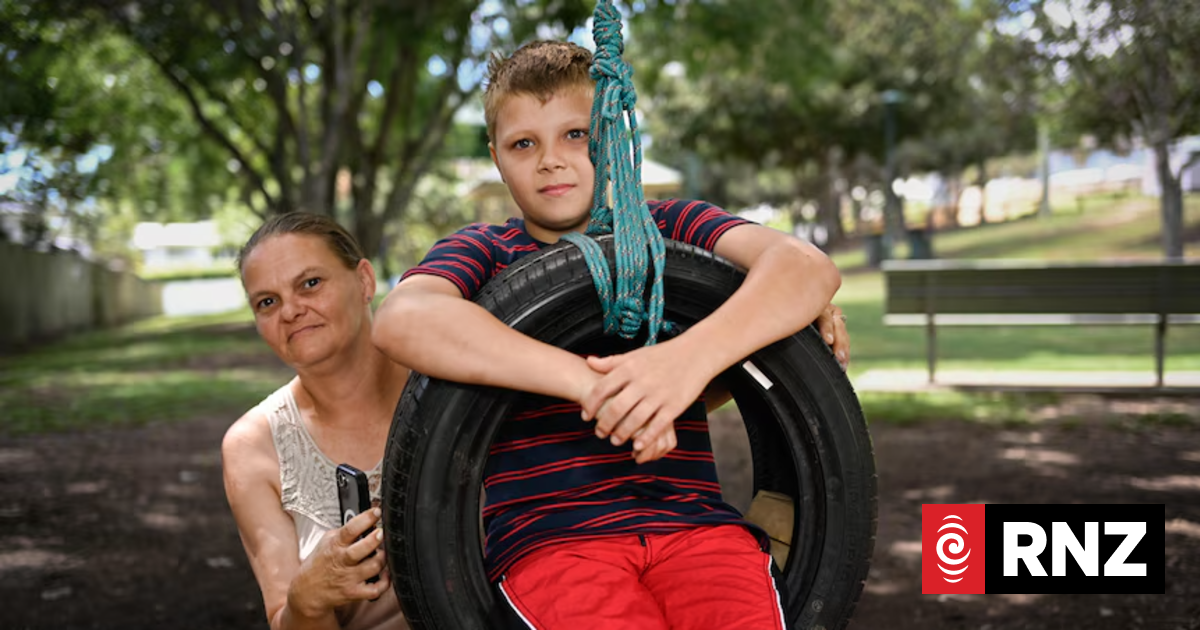 Children reported to Queensland Health over 'unlicensed' cupcake stand