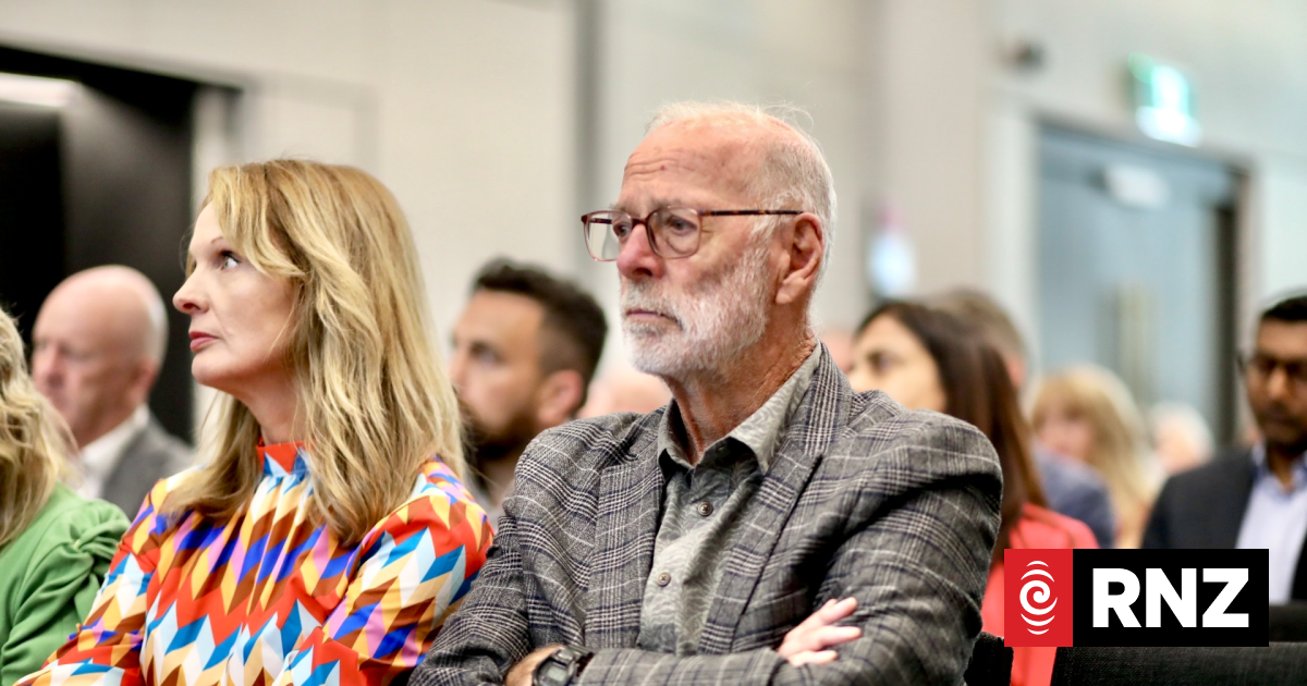 Fuel crisis: Auckland mayor says government should promote public transport over driving