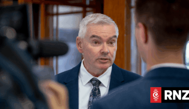 ACT and Retail NZ claim paywave surcharge ban 'dead', but National says that's wrong