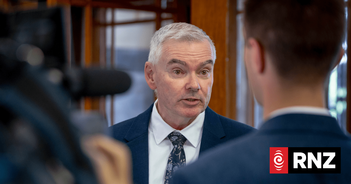 ACT and Retail NZ claim paywave surcharge ban 'dead', but National says that's wrong