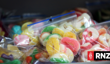 Should teachers give children lollies and chocolates for good behaviour?