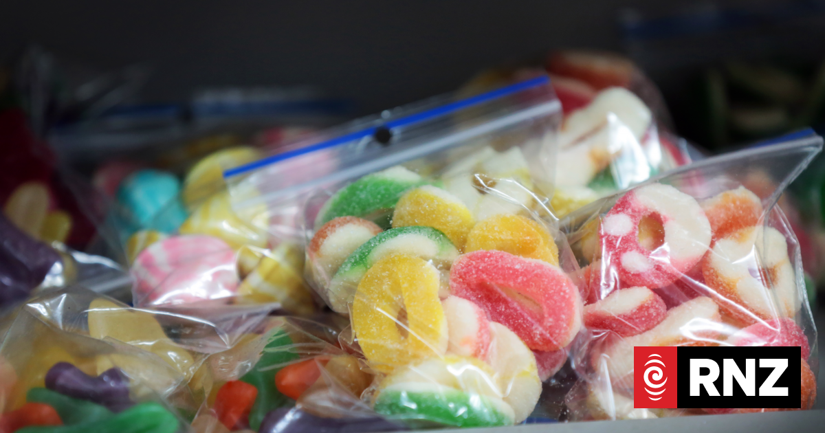 Should teachers give children lollies and chocolates for good behaviour?