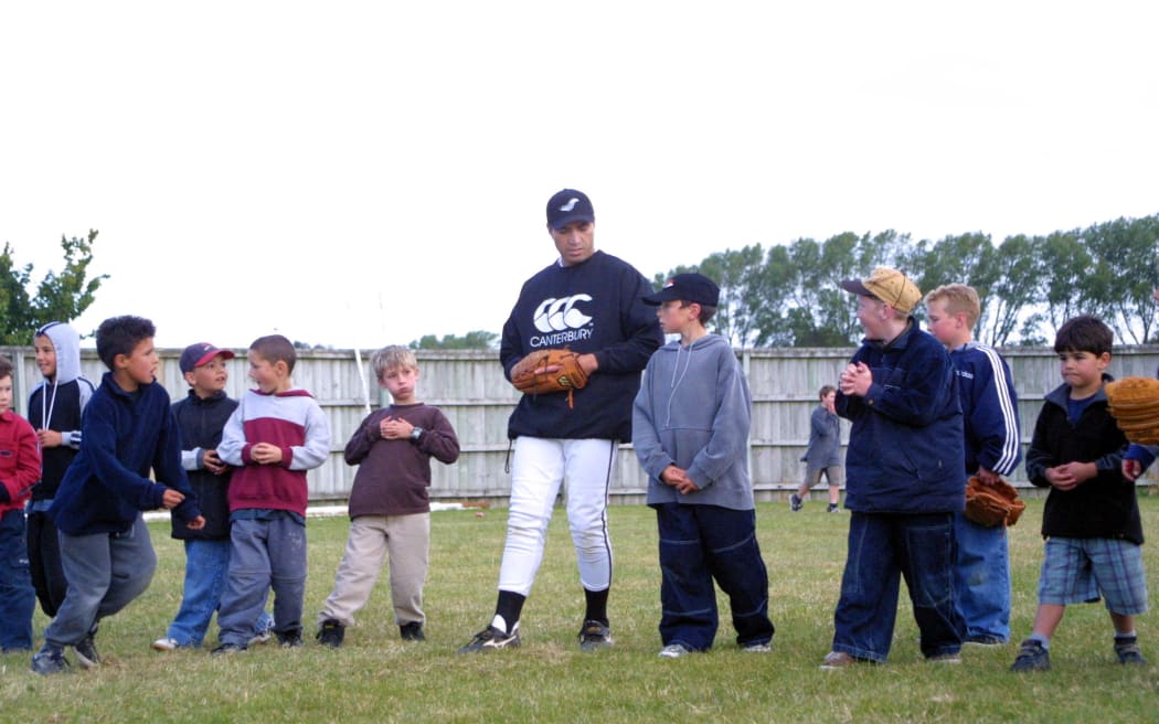 Marty Grant teaches some tactics to the local kids after the softball match between the Black Sox and Austrailia in Invercargill, New Zealand. 24 November, 2000. © Copyright Photo: Sandra Teddy / www.photosport.nz
