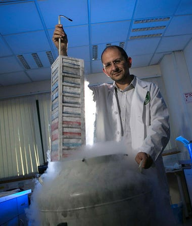 סיריל כהן
בר אילן 
צילום: תומר אפלבאום
 
ד"ר סיריל כהן במעבדתו באוניברסיטת בר אילן