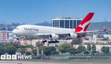 Qantas agrees to pay $74m over Covid-19 travel voucher refunds - BBC