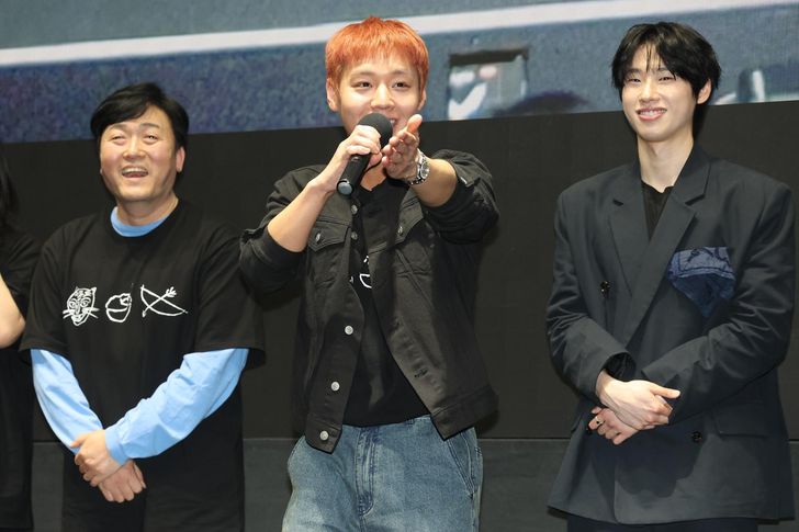 Actor-singer Park Ji-hoon greets fans for the movie 'The King's Warden' at Megabox COEX in Gangnam, Seoul, March 17. Yonhap